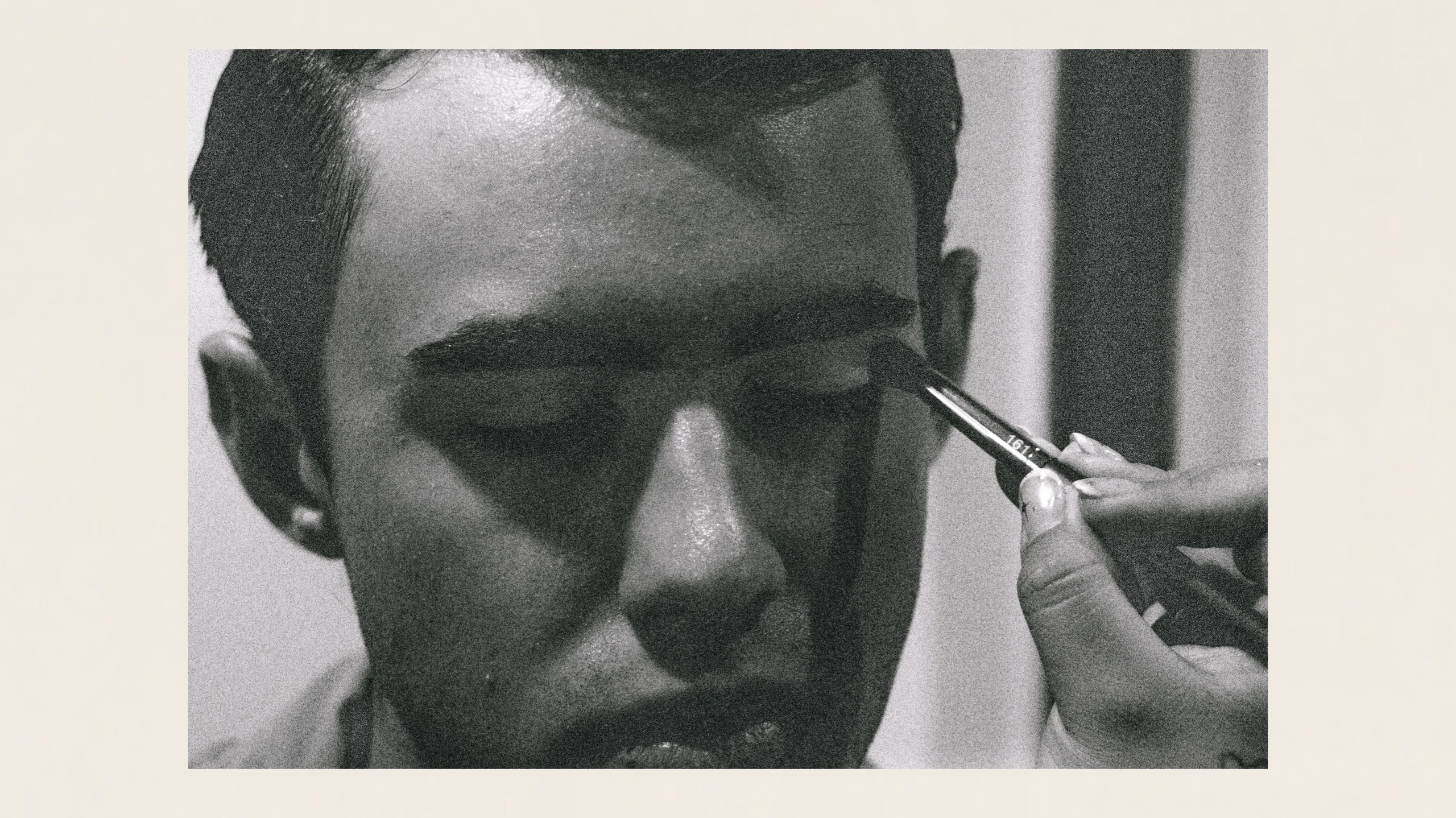 Das Model Angelo mit Prados Beauty im Backstage-Bereich f&uuml;r den Din&eacute;/Navajo-Designer Orlando Dugi 